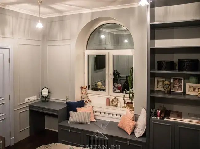 Туалетный столик и тумба у окна