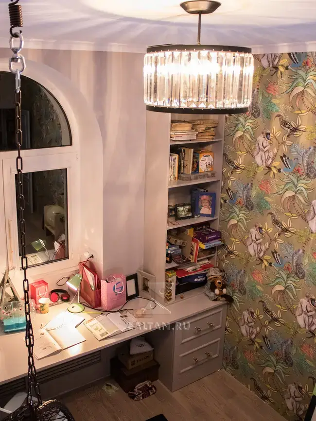 Шкафы вокнуг окна