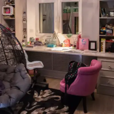 Рабочая зона у окна в комнате подростка