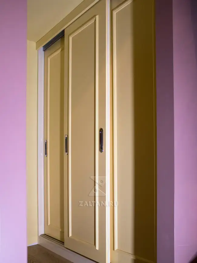 Трёхдверный шкаф-купе в детской