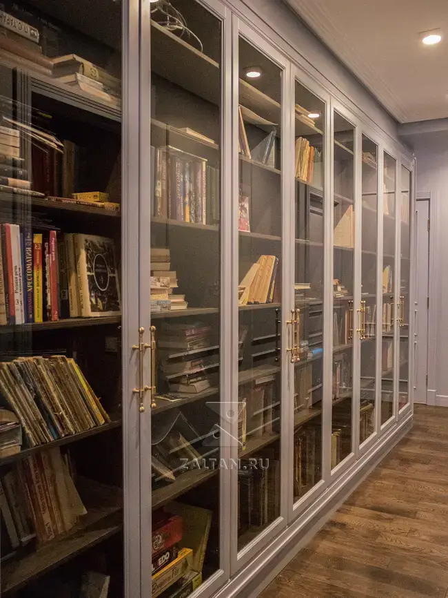 Большой шкаф для книг