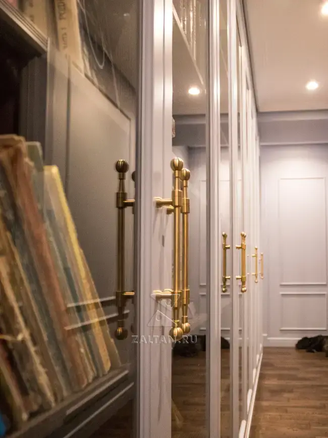 Шкаф для книг со стекляными дверьми