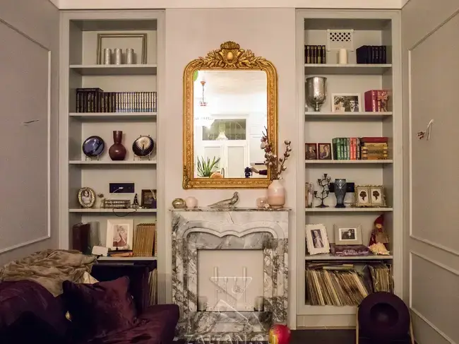 Шкаф в гостиной для декора