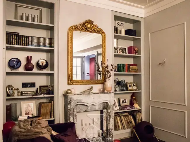 Шкафы в гостиной по бокам от камина