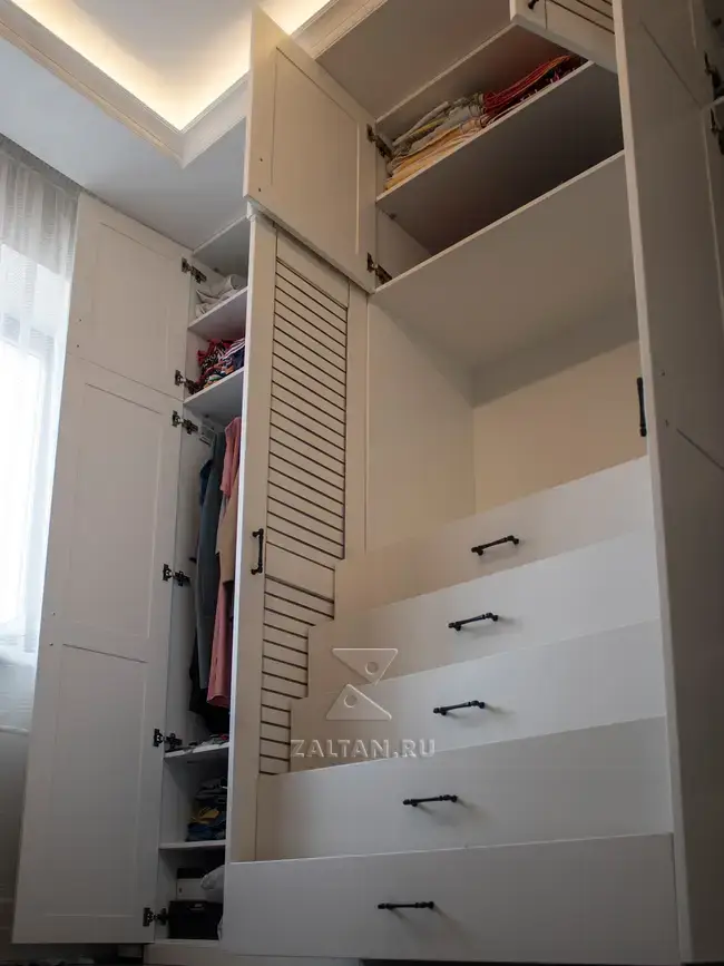 Под ТВ зоной комод