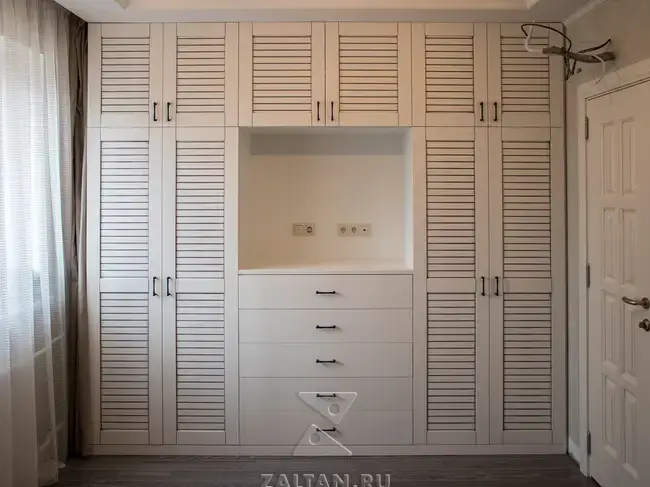 Шкаф с реечными фасадами в спальню