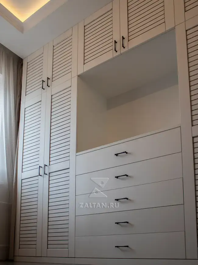 Вместительный комод в шкафу