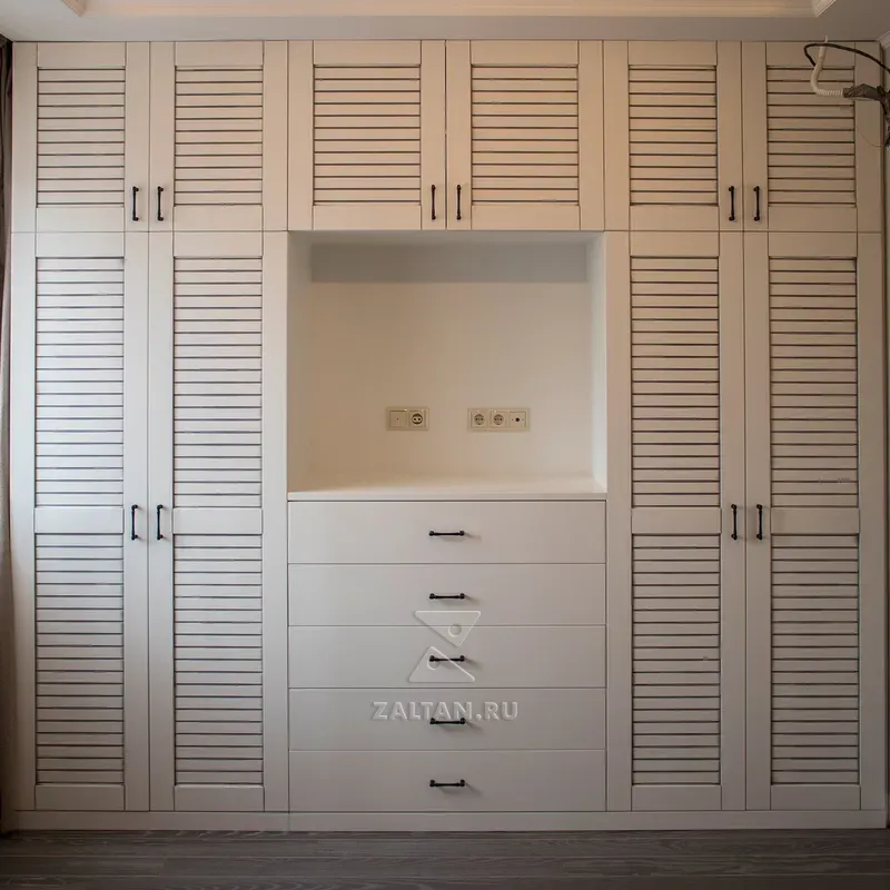 Шкаф с реечными фасадами в спальню