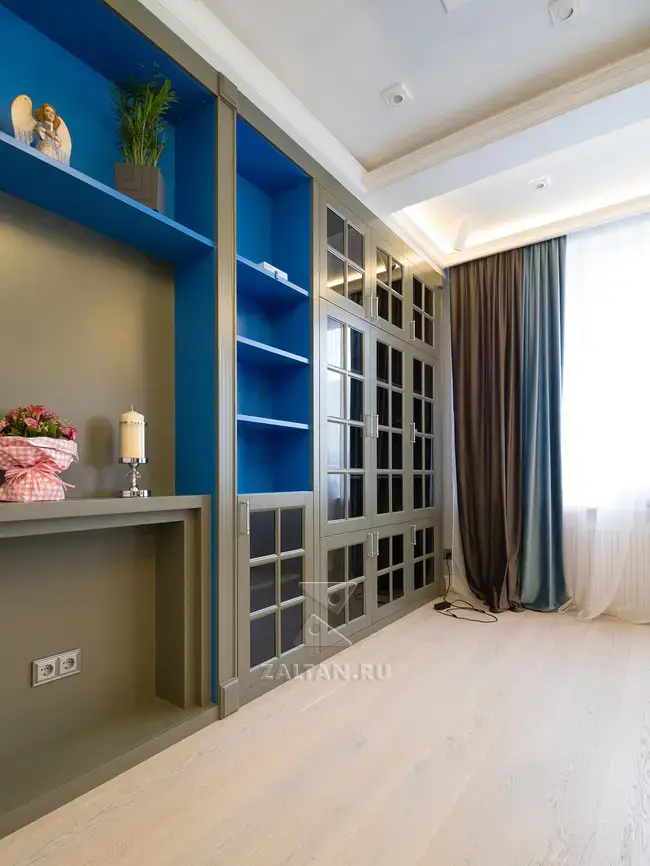 Большая гостиная с книжными шкафами