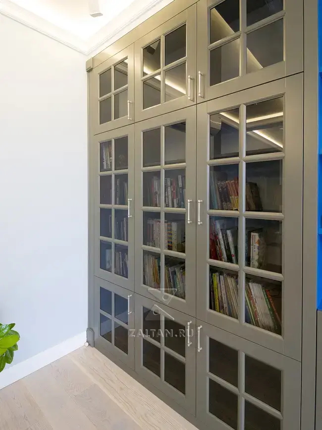 Серый книжный шкаф