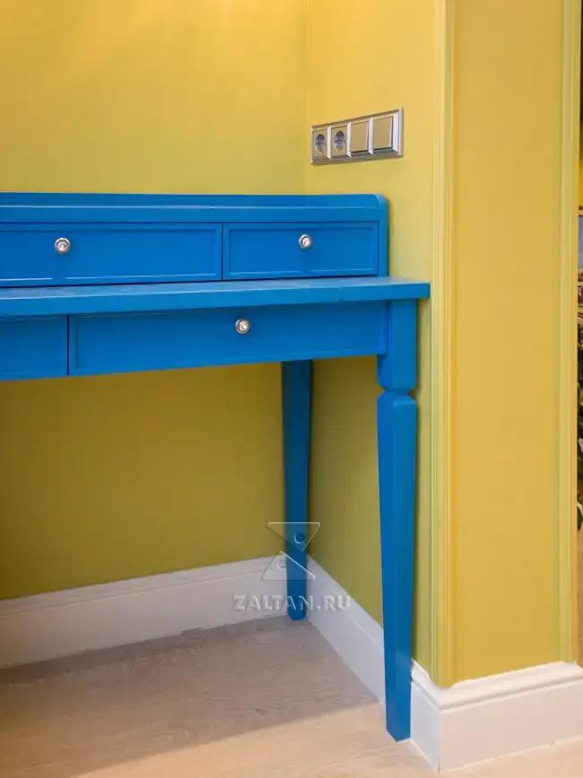 Синий консольный стол