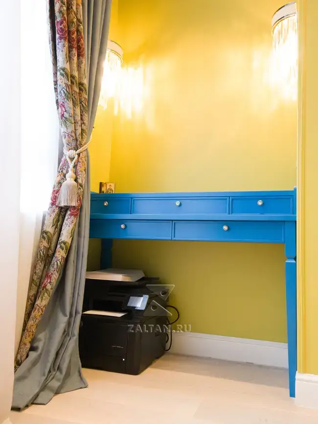 Стол под украшения для спальни