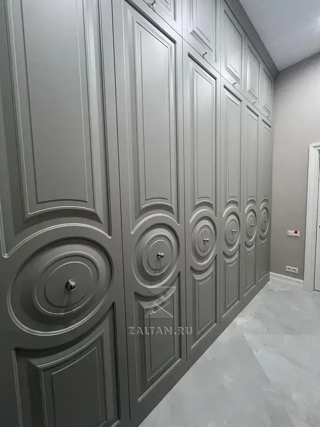 Гардеробный шкаф с фрезеровкой круги