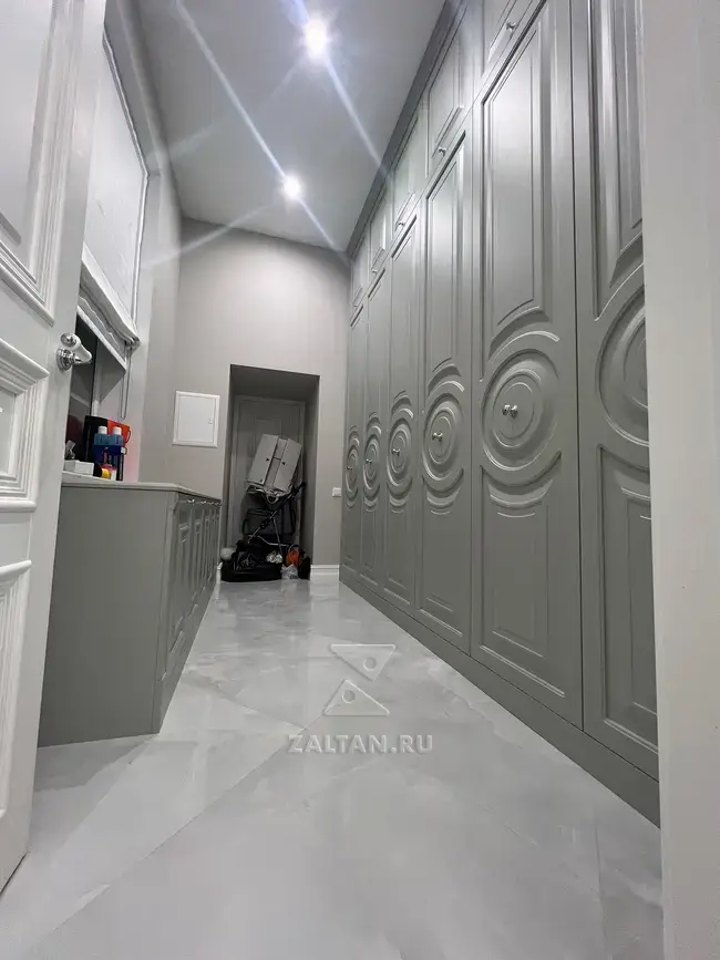 Серый встроенный шкаф в прихожую