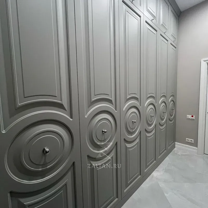 Гардеробный шкаф с фрезеровкой круги