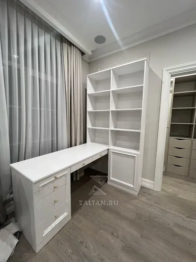 Угловое рабочее место в домашнем кабинете