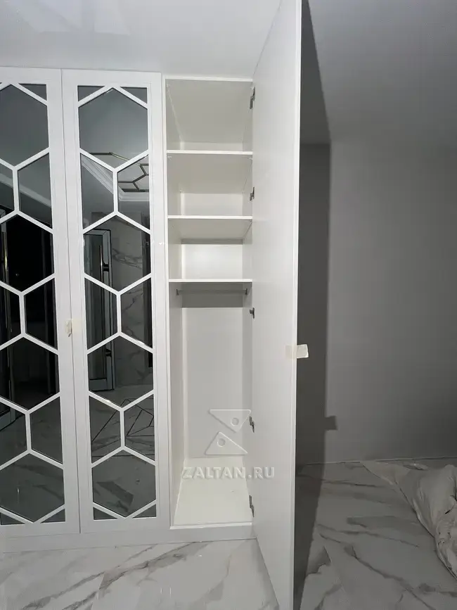 Секция со штангой в шкафу