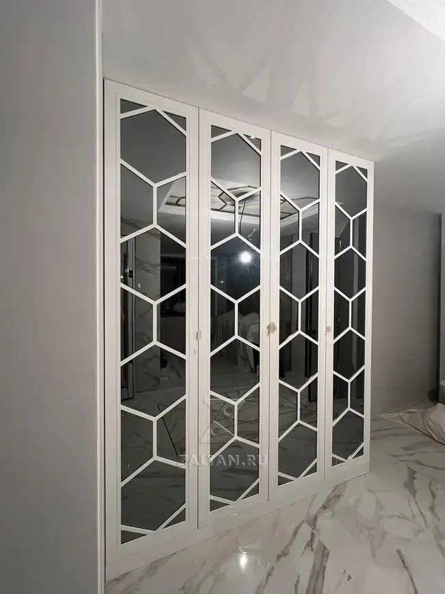 Шкаф с декоративной раскладкой соты