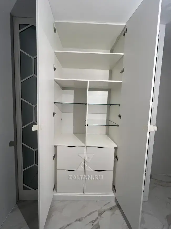 Встроенный комод в шкафу