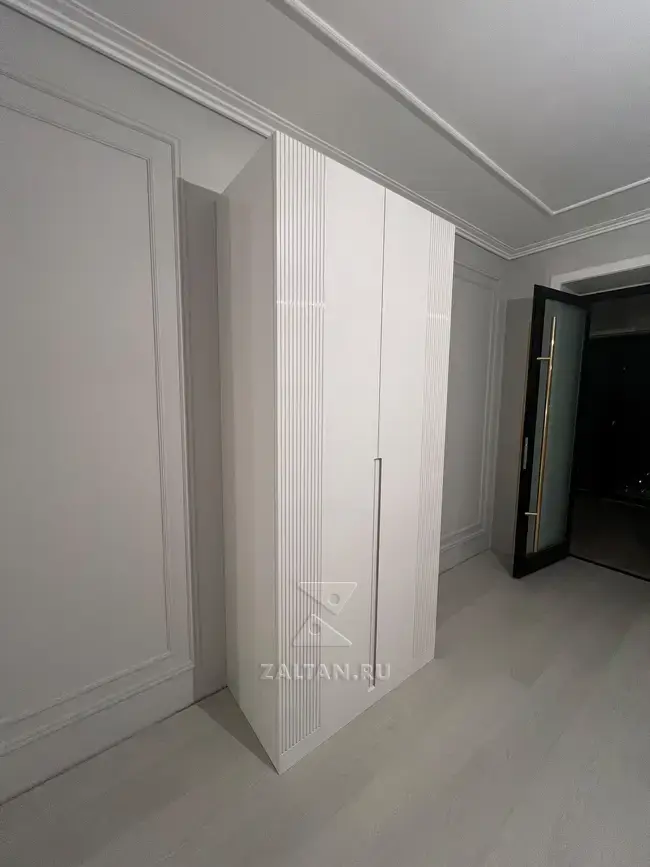 Шкаф с интегрированными ручками в глянце