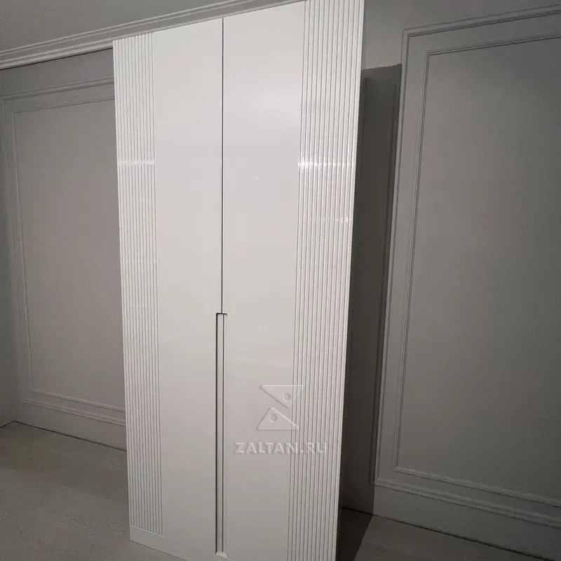 Белый глянцевый шкаф