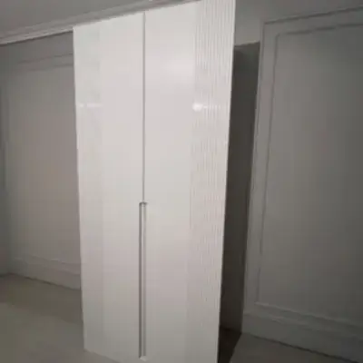 Белый шкаф с интегрированными ручками