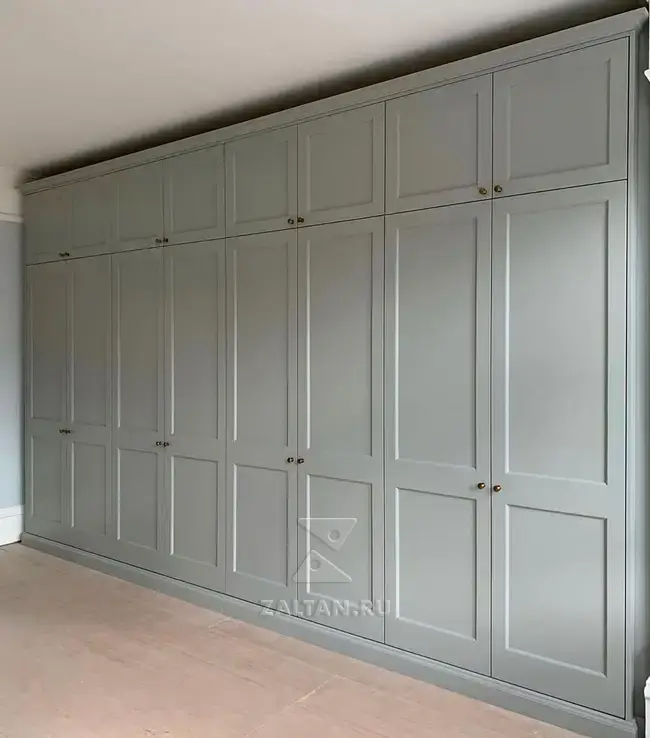 Большой классический шкаф для спальни