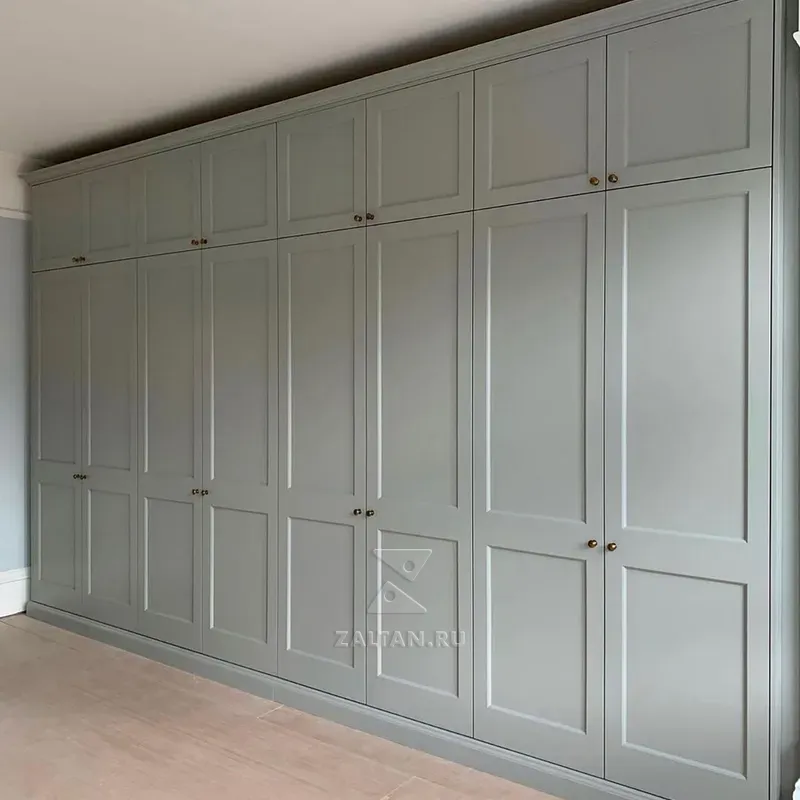 Большой классический шкаф для спальни