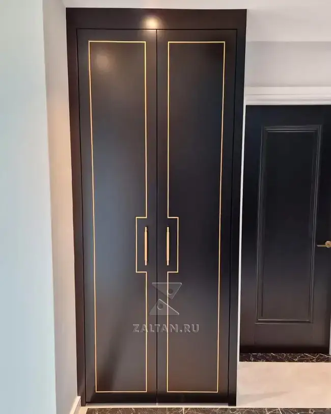 Чёрный шкаф с золотой отделкой