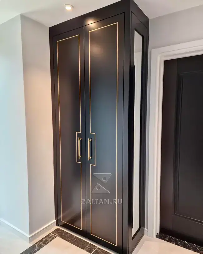 Шкаф в прихожую с зеркалом