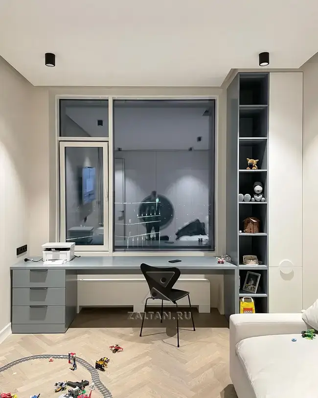 Рабочая зона у окна в детской