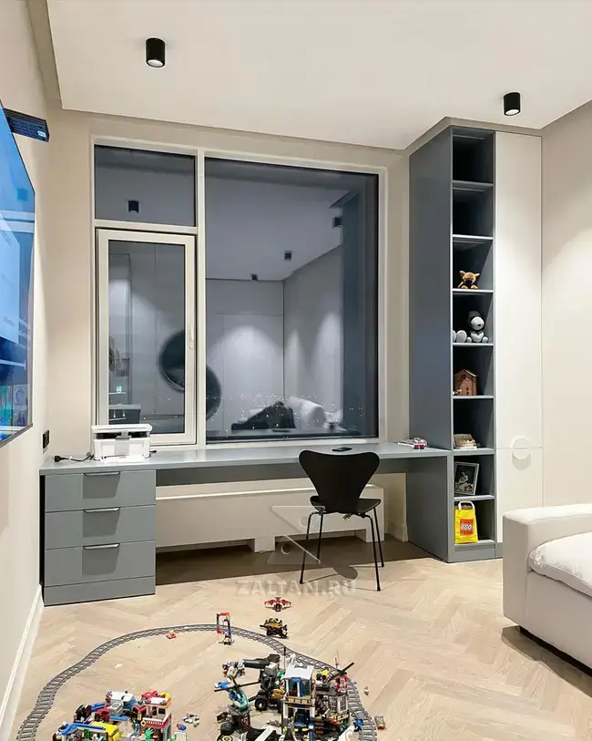 Рабочее место вокруг окна