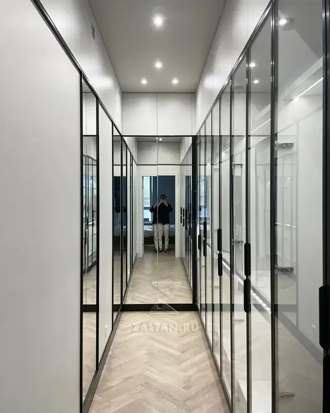 Гардеробная с стеклянными дверьми