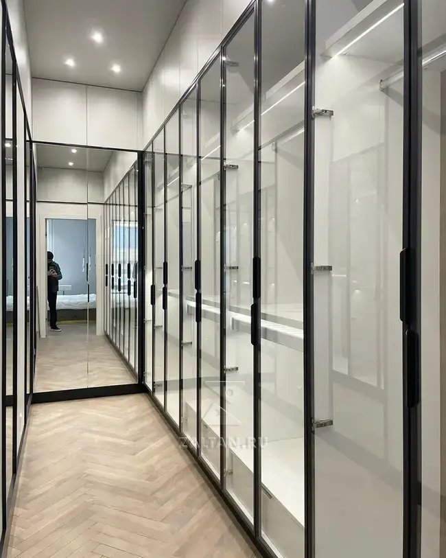 П-образная стеклянная гардеробная