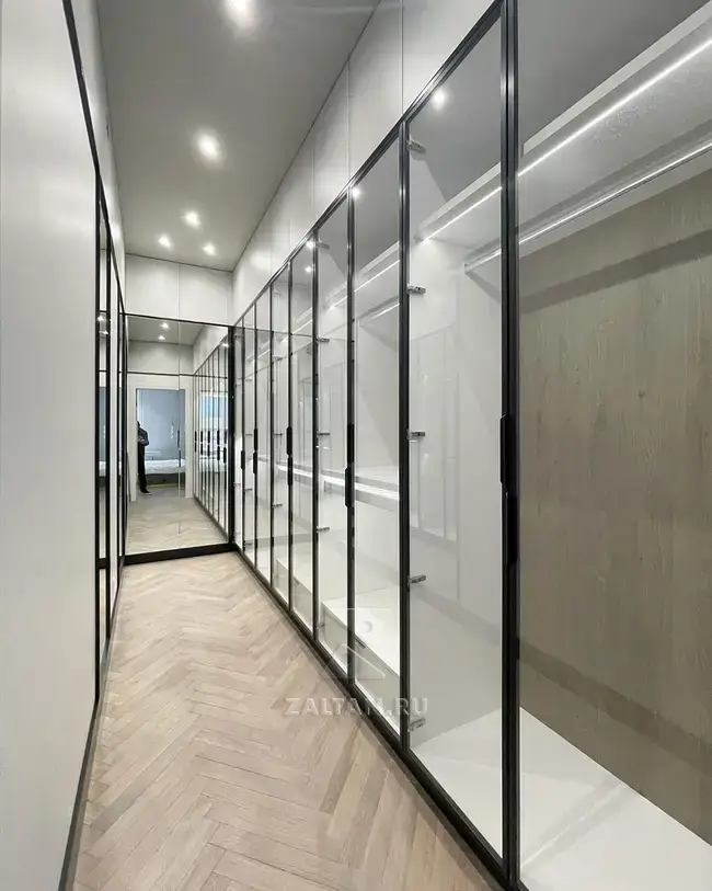 Стеклянные двери в гардеробной