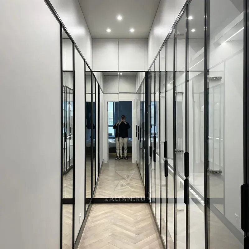 Гардеробная с стеклянными дверьми