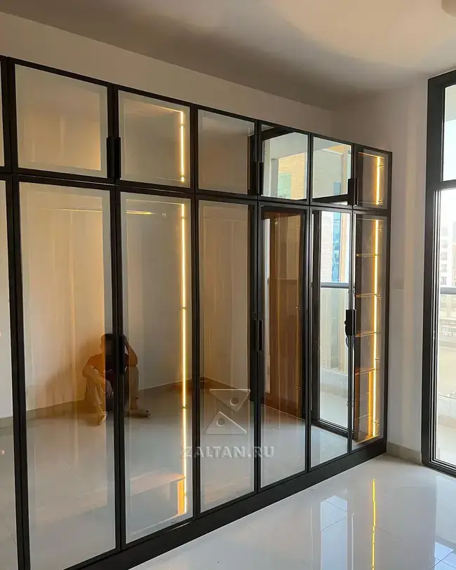 Современный стеклянный шкаф