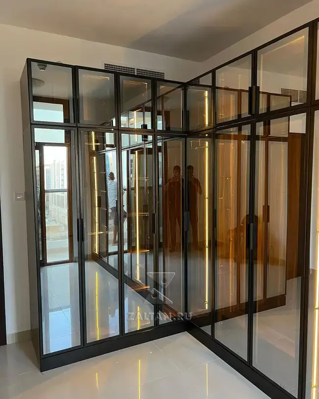 Угловой шкаф с фасадами из стекла