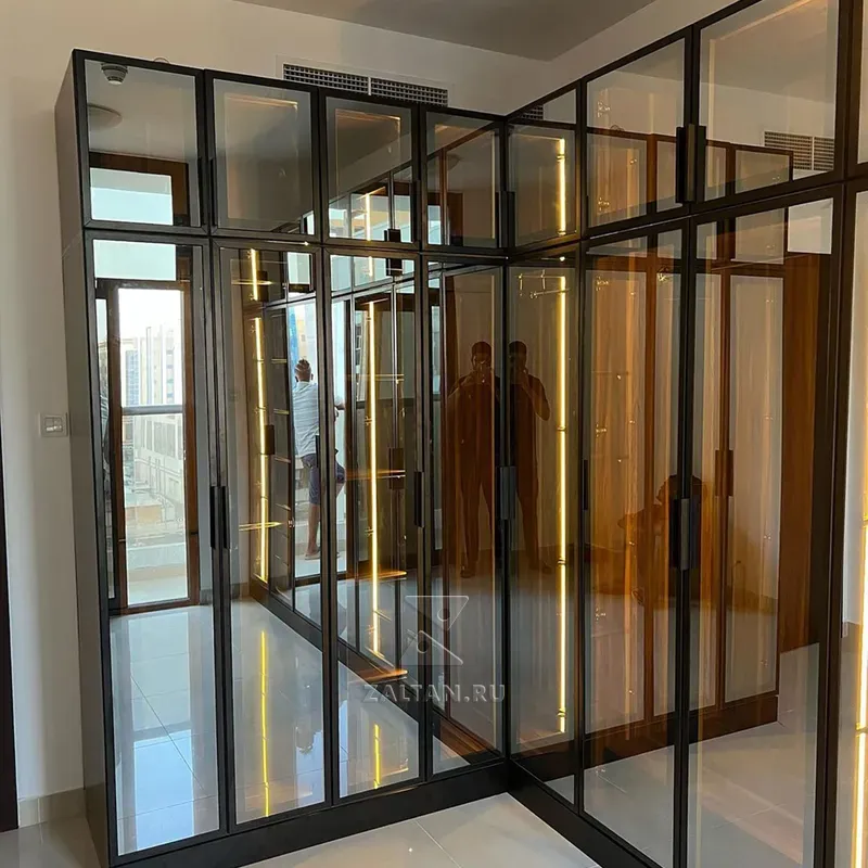 Угловой шкаф с фасадами из стекла