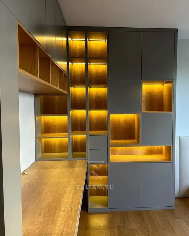 Книжный шкаф у рабочего места