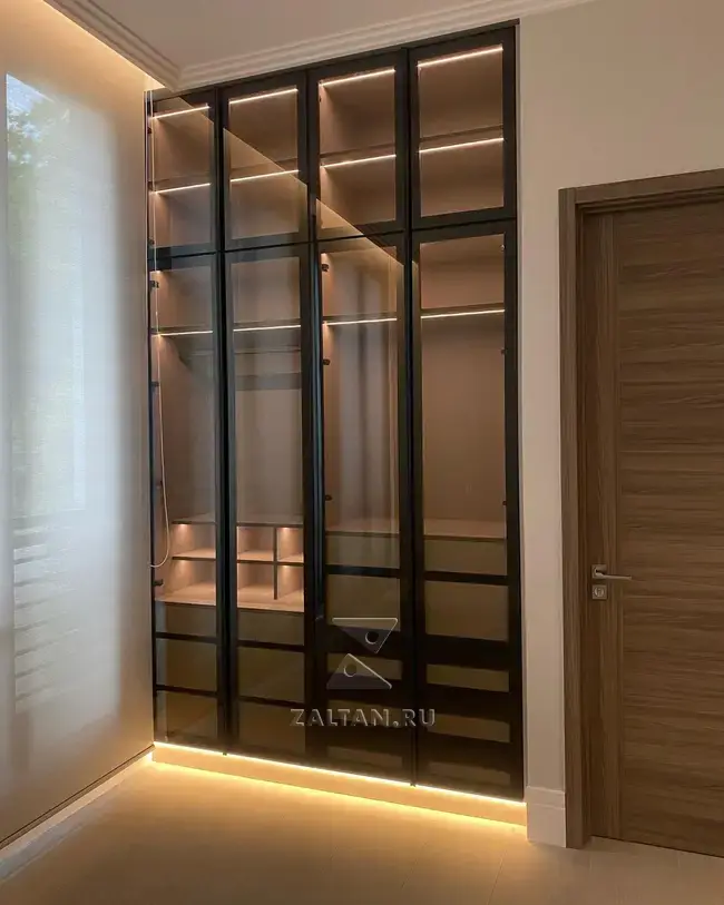 Шкаф с стеклянными дверцами