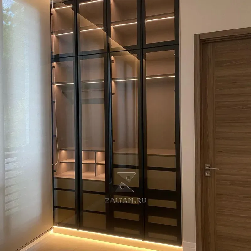 Шкаф с стеклянными дверцами