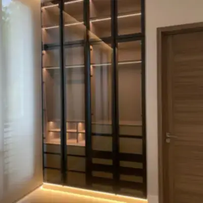 Шкаф с стеклянными дверцами