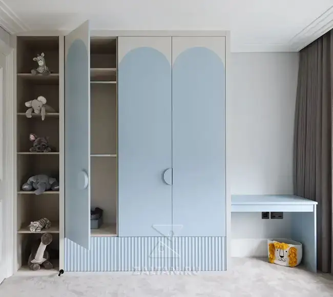 Шкаф в детскую и столик