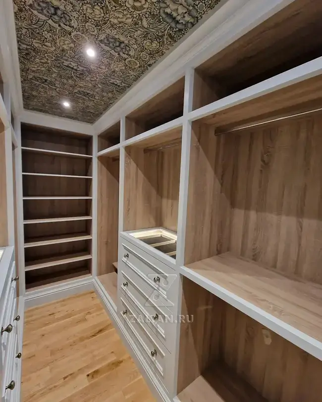 Стеллажи с древесной текстурой