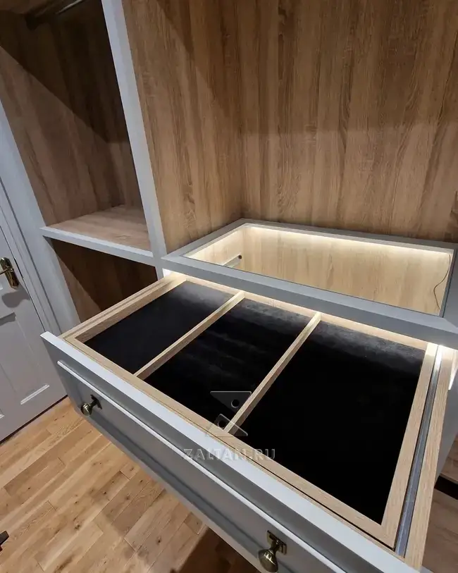 Ячейки в ящиках гардеробной