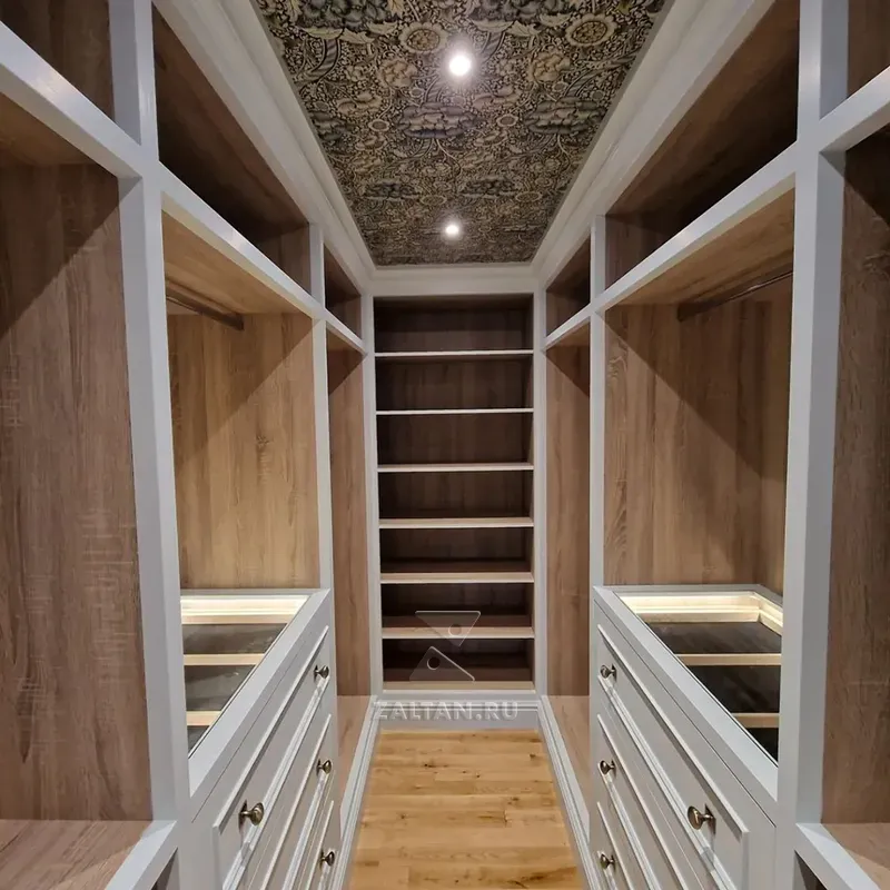 Классическая серая гардеробная