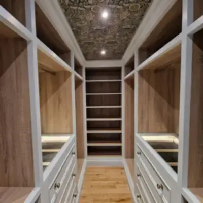 Классическая гардеробная для коттеджа