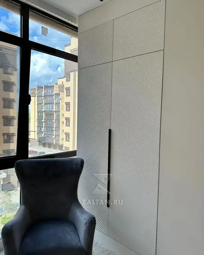 Белый двухдверный шкаф