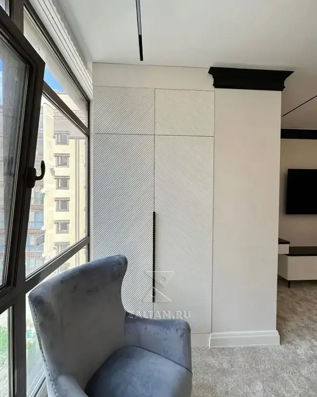 Симметричные шкафы на лоджии